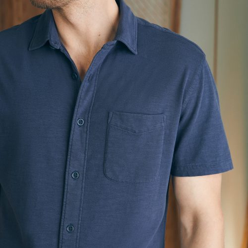 SP24 faherty mens MXS2310 DUY ss sunwashed knit shirt single pkt dune navy OM DETAIL1 1 1000x 3fa3ae0e 41b4 499f 8616 2410b73efb12