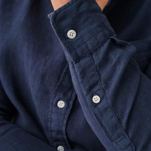 SU23 faherty mens MWU2332 RNY linen laguna shirt storm navy detail 1 1000x 89f1a4b1 0816 4938 927c 46dc287cf22a