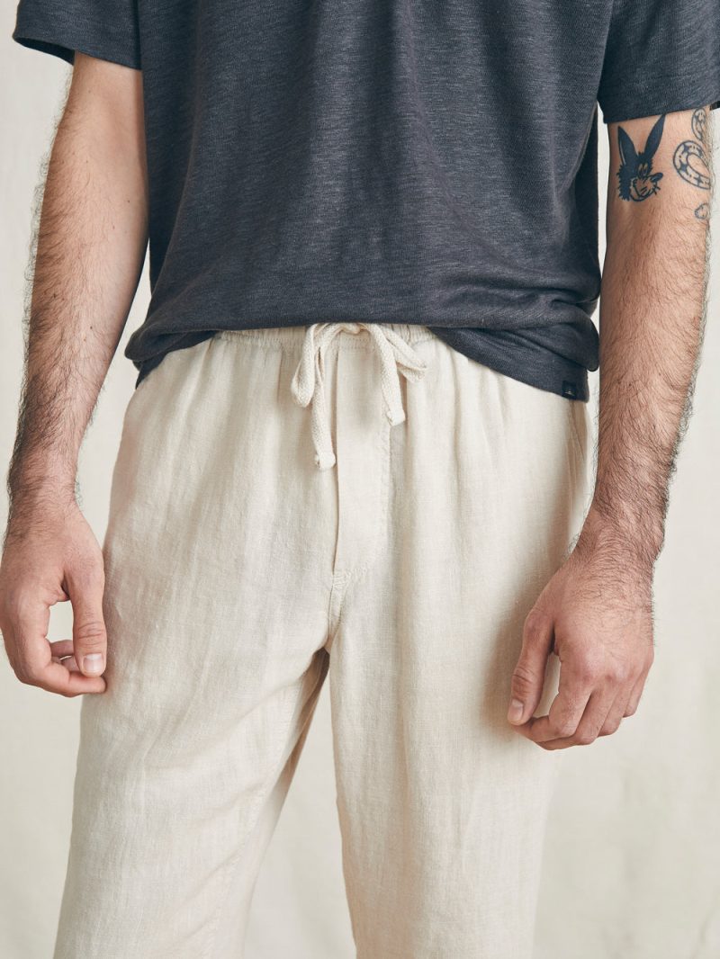 SU24 faherty MBU2412 WEA linen drawstring pant weathered sand OM DETAIL1 1 1000x 20890f4d 4c9f 4d65 bd87 e19403747be6